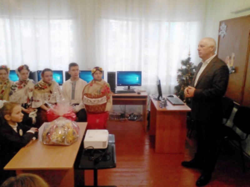 Рождественский подарок павлоградского мэра школьникам