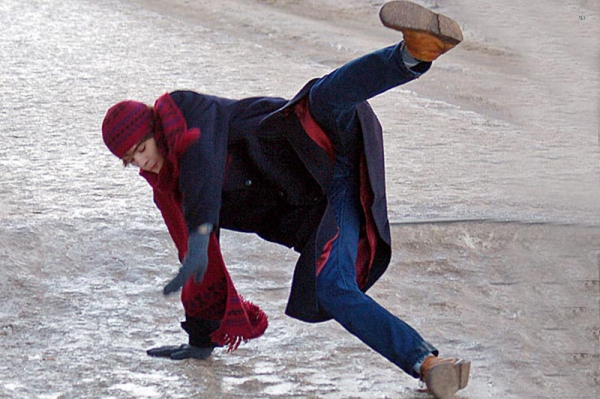 Коммунальщики обязаны усилить посыпку дорожек, - Мовчан