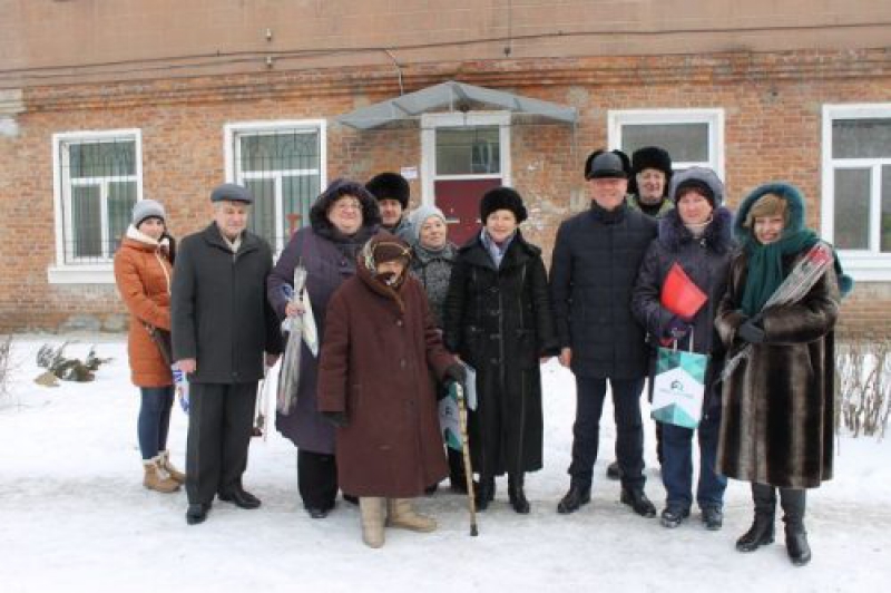 Жители превратили барак 40-ых годов в особняк