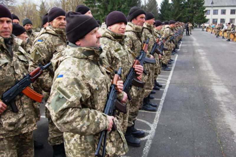 На Днепропетровщине за два месяца 358 жителей стали контрактниками ВСУ