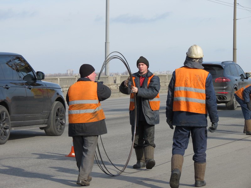 Павлоградцы могут подолгу стоять в днепровских пробках из-за ремонта Центрального моста