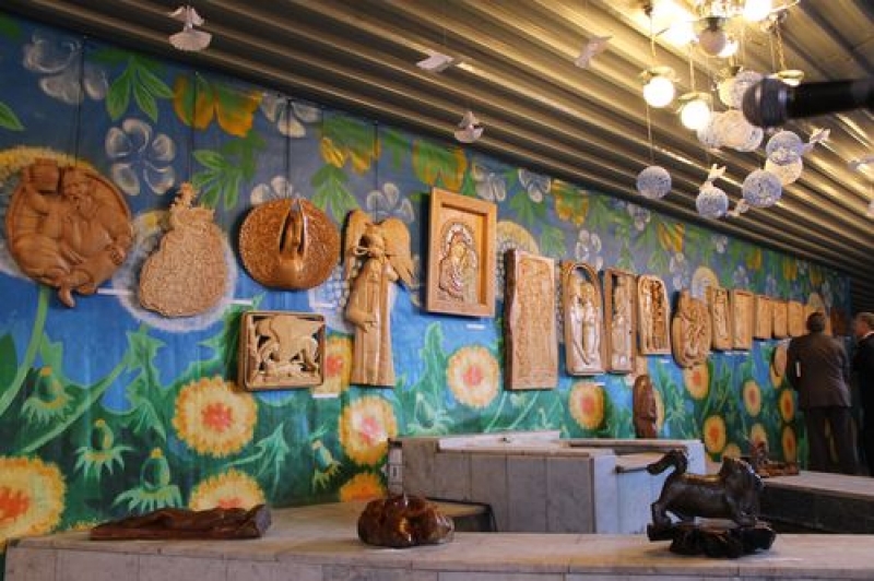 В Павлограде открыли выставку резьбы на дереве