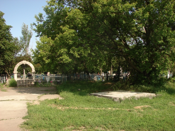 На  Луганской ремонтируют дороги и обустраивают кладбище