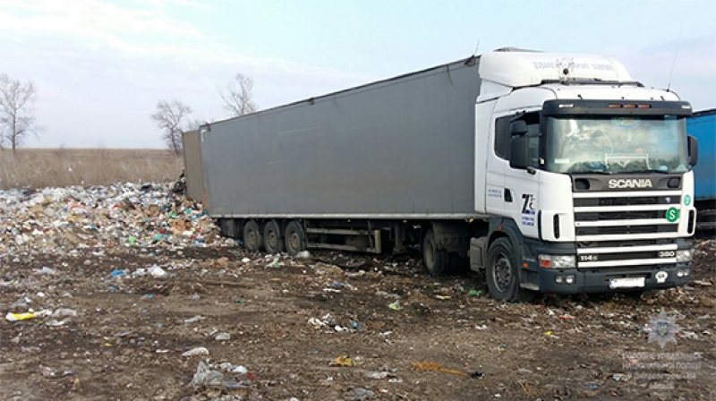 Мусор Садового снова на Днепропетровщине. Теперь его прячут в тентованых фурах. 