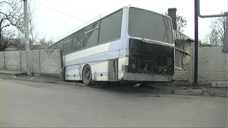 Автобус с шахтерами влетел в частный двор