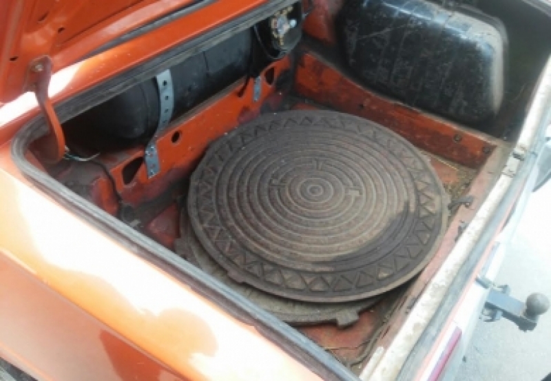 В Павлограде задержали ВАЗ с люками в багажнике