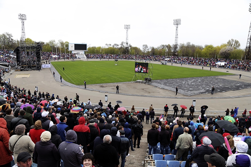 Тысячи украинцев на стадионе в Днепре молились Богу о мире в Украине
