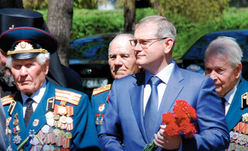 Александр Вилкул поздравил ветеранов с Днем Победы