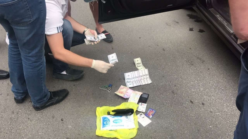 Полицейский попался на взятке в 3500 дол.