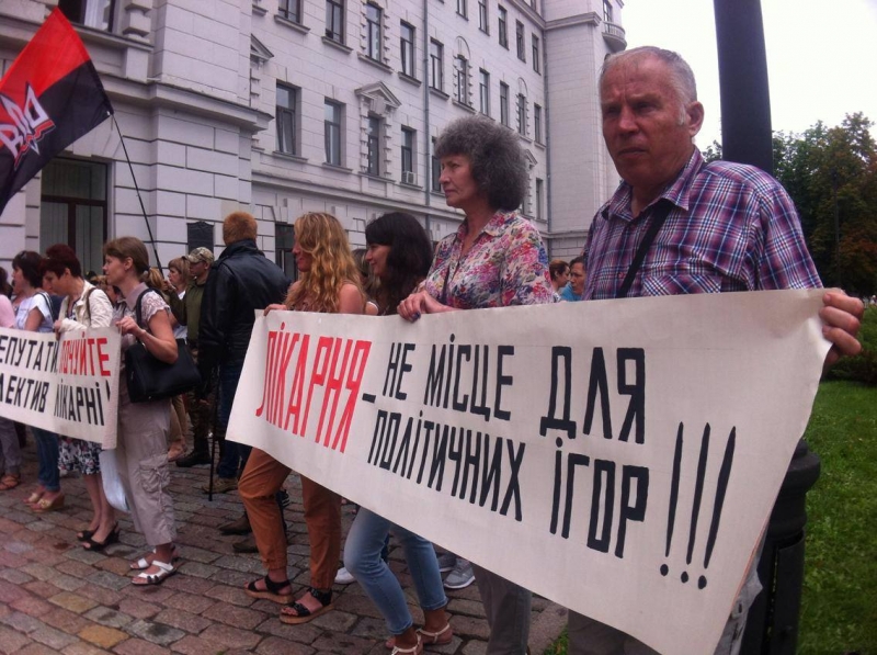 Митинг в Днепре: сотни павлоградцев требуют продлить контракт с главным врачом 4-ой горбольницы