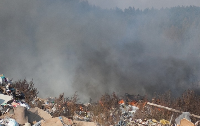 Под Павлоградом свалку тушат более 20 часов 