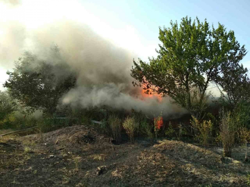 Из-за сухой травы сгорел жилой дом 
