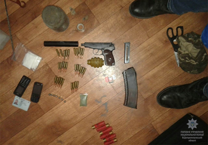 Павлоградские правоохранители обнаружили два помещения с арсеналом оружия и наркотиков.
