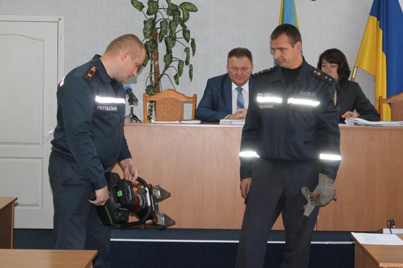 Павлоградские спасатели  показали Терновскому горсовету современную технику 