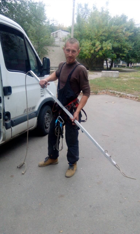 Павлоградские спасатели вытащили собаку из люка 