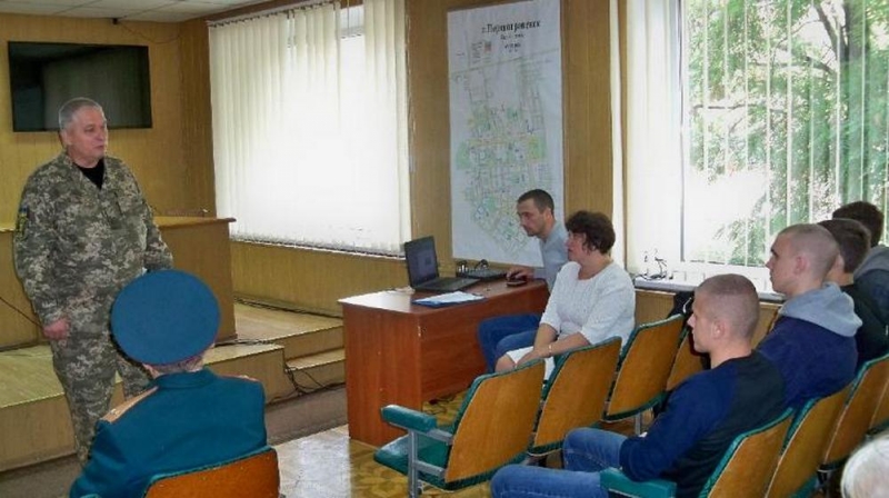 Юношей с Першотравенска торжественно проводили в армию 