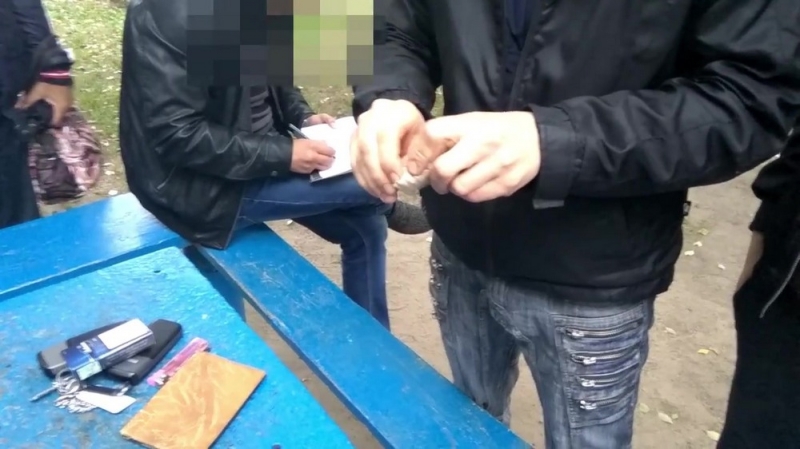 В Павлограде задержали мужчину, который возле учебного заведения предлагал наркотики (ВИДЕО) 