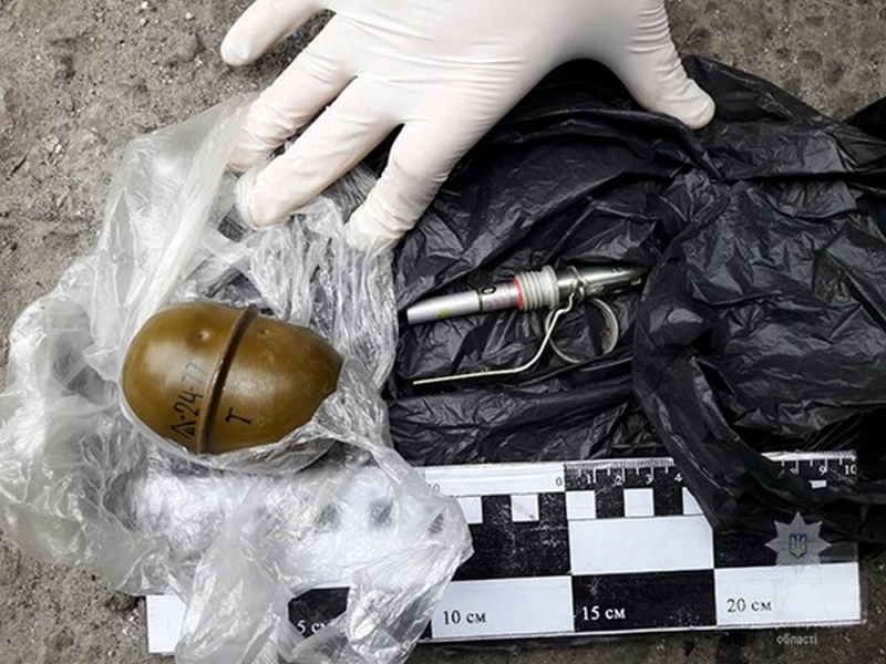 В Першотравенске возле мусорных баков нашли гранату (ФОТО) 