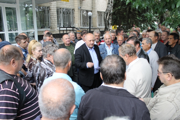 Шахтеры-регрессники митинговали под горисполкомом, после – отправились в Киев