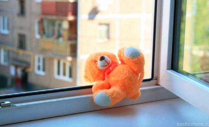 Из-за родительской невнимательности в Павлограде двое детей выпали из окон 