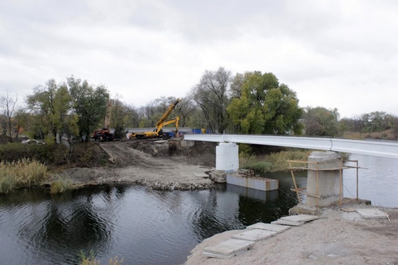 В Павлограде продолжается реконструкция пешеходного моста (ФОТООТЧЕТ) 