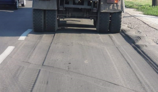 Две автомобильные дороги в районе перекрыли для движения грузовиков