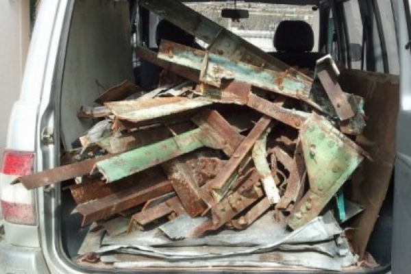 В Павлограде мужчина пытался незаконно перевезти 2 тонны черного металла