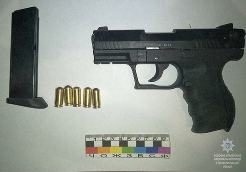 Павлоградец купил пистолет через интернет и разгуливал с ним по улице