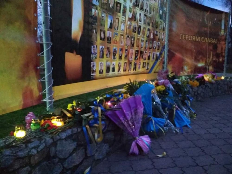 Павлоградцы возложили цветы к стенду Небесной сотни