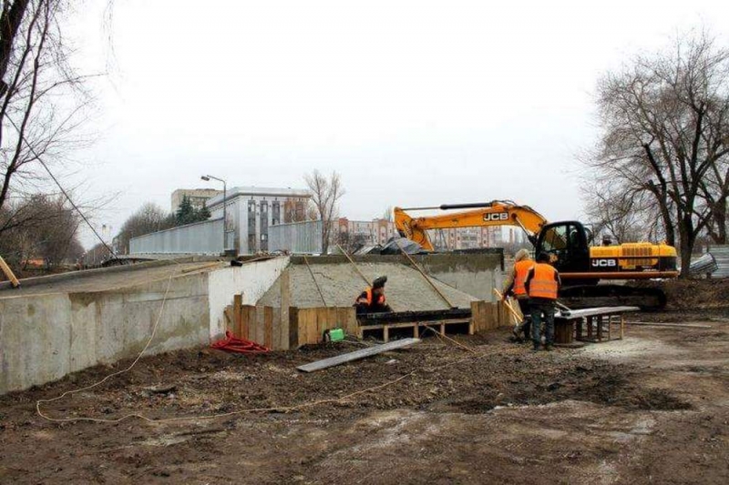 Работы на финише: вскоре павлоградцы будут ходить по новенькому мосту