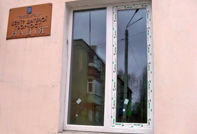 Тепло и уютно: в Центре детского творчества устанавливают энергосберегающие окна