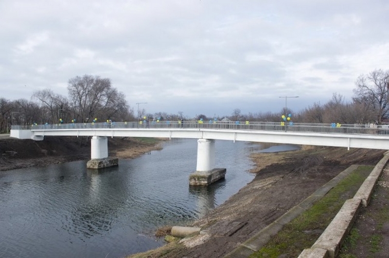 Удобный и безопасный: в Павлограде открыли мост через реку Волчью