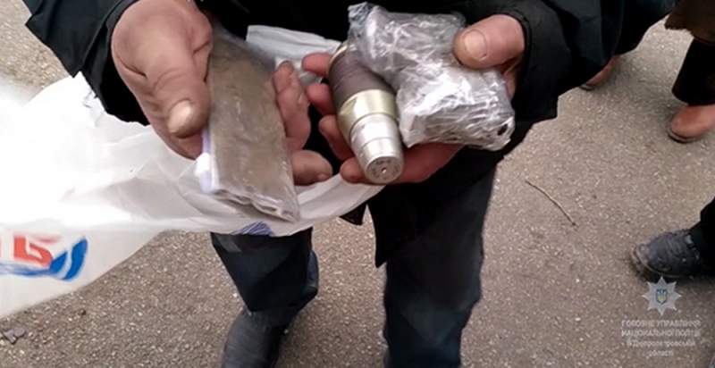 В Павлограде у злоумышленника вместе с похищенными вещами правоохранители изьяли боеприпасы и наркотики (ВИДЕО)