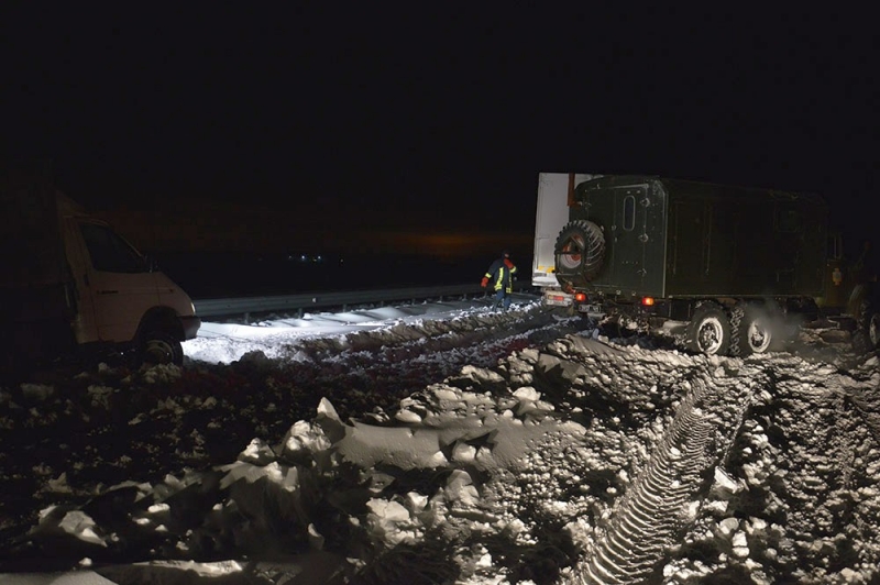 За последние сутки спасатели вытащили более 200 автомобилей из снежных заносов (ВИДЕО)