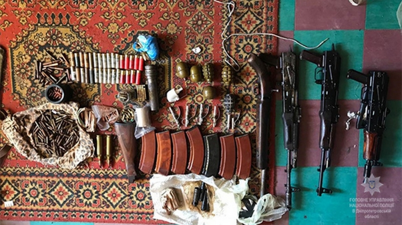 В квартире павлоградца полицейские обнаружили оружейный арсенал (ВИДЕО)