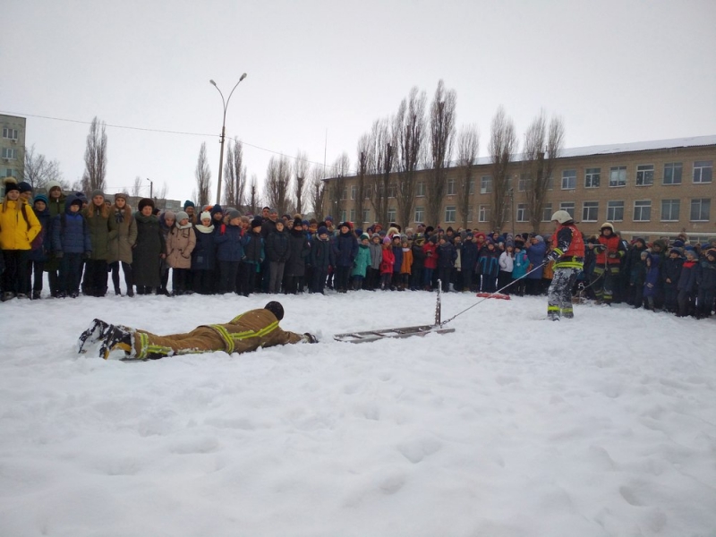 В Павлограде состоялись показательные занятия для школьников по безопасности на льду