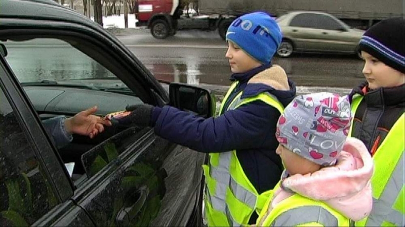 Юные полицейские в Павлограде ответственным водителям дарили сладости (ФОТО)