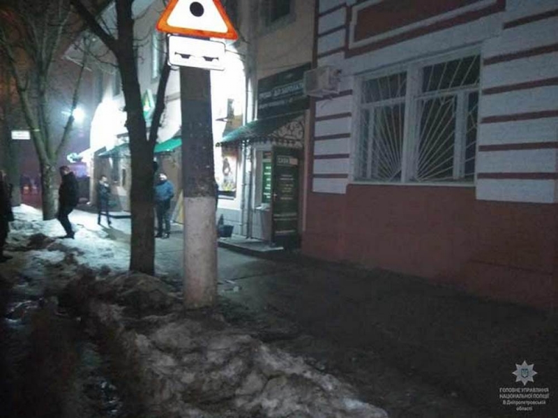 За один день в Павлограде мужчина дважды ограбил кредитные офисы, а затем порезал себя ножом