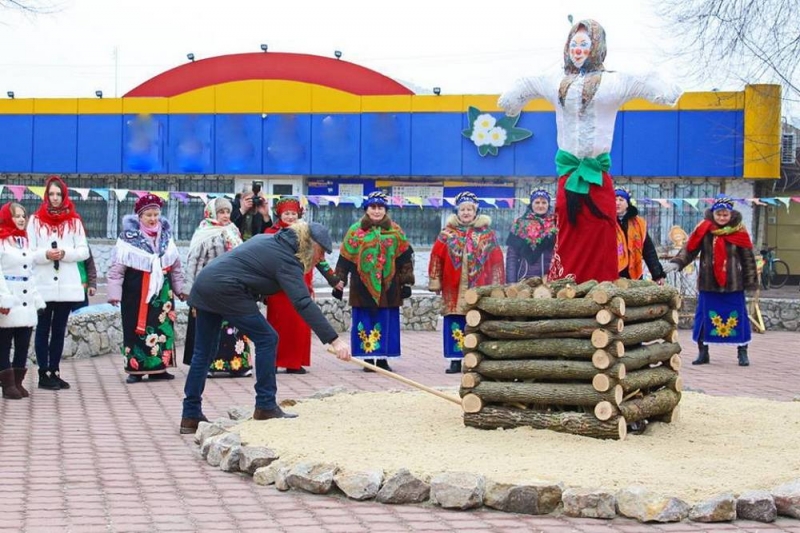 Сожгли чучело и лакомились блинами: павлоградцы попрощались с зимой
