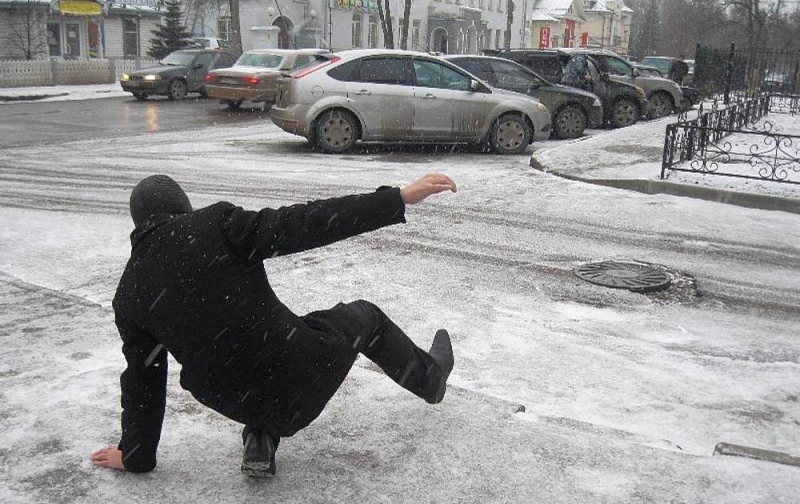 А вы умеете правильно падать в гололед? Специалисты советуют научиться, дабы избежать травм