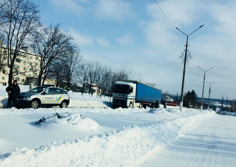 В Терновке застряла фура с карпатским лесом