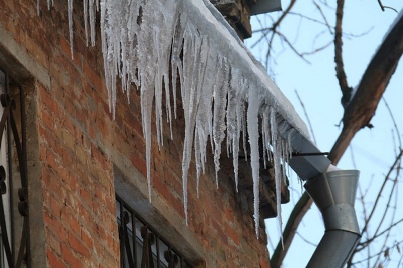 Специалисты предупреждают об опасности сосулек