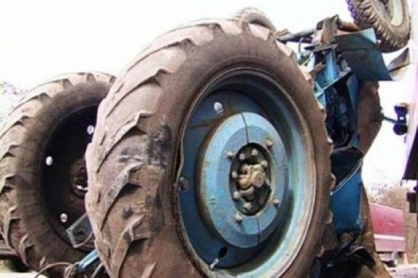 27-летний водитель погиб в перевернувшемся тракторе