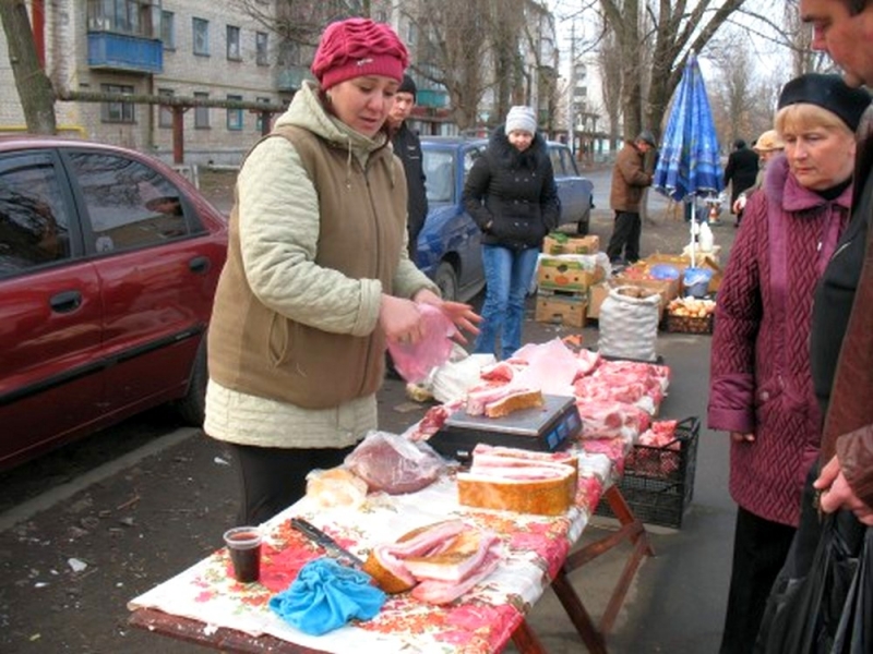 В Павлограде активизируются стихийные торговцы. Власти города пообещали с ними бороться и конфисковать товар