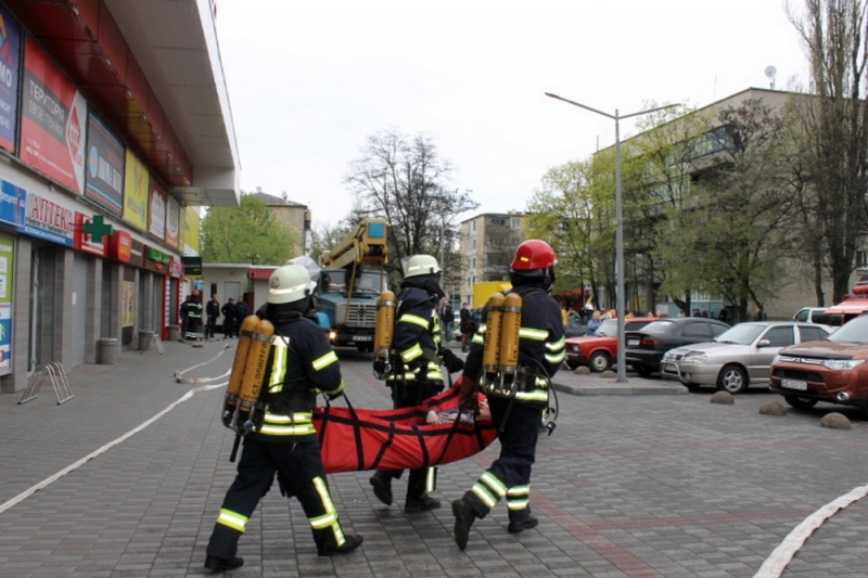 В Першотравенске потушили пожар в торгово-развлекательном центре