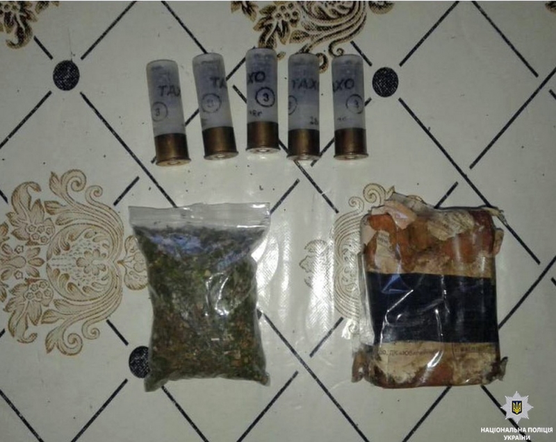 У павлоградца дома полицейские нашли боеприпасы и наркотик