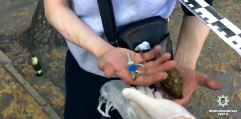 В Першотравенске копы задержали мужчину, который решил похвастаться перед девушкой гранатой (ВИДЕО)