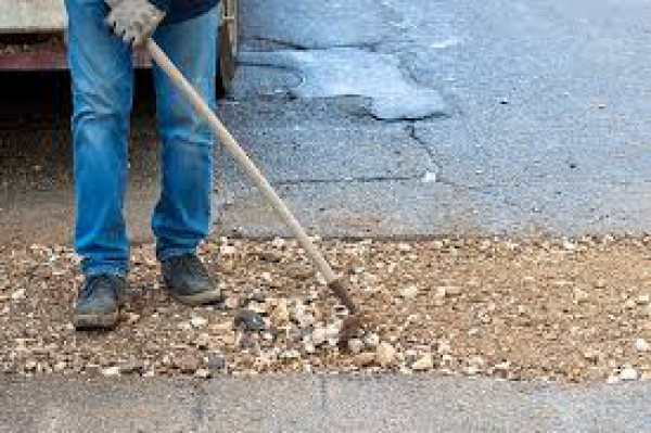 Жители Богдановки своими руками ремонтируют дорогу