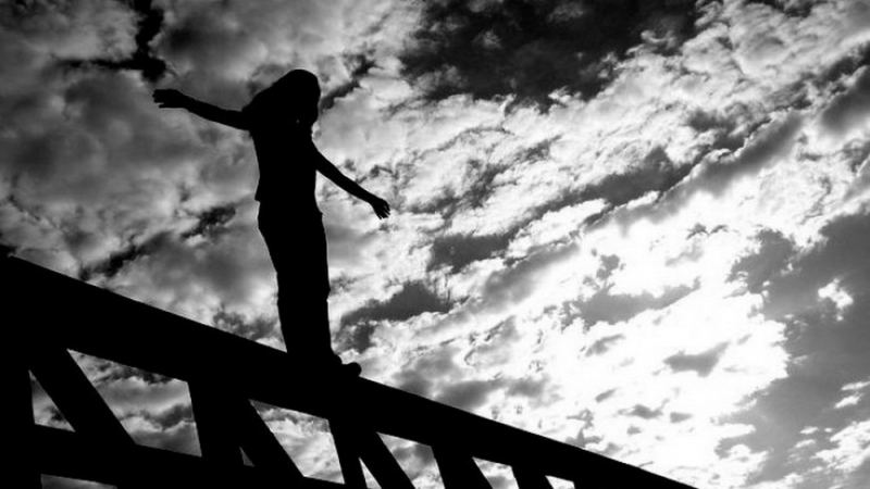 В Павлограде полицейские спасли мужчину, который намеревался прыгнуть с моста