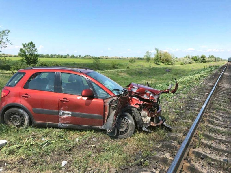На Днепропетровщине электричка протаранила иномарку: пассажир в больнице